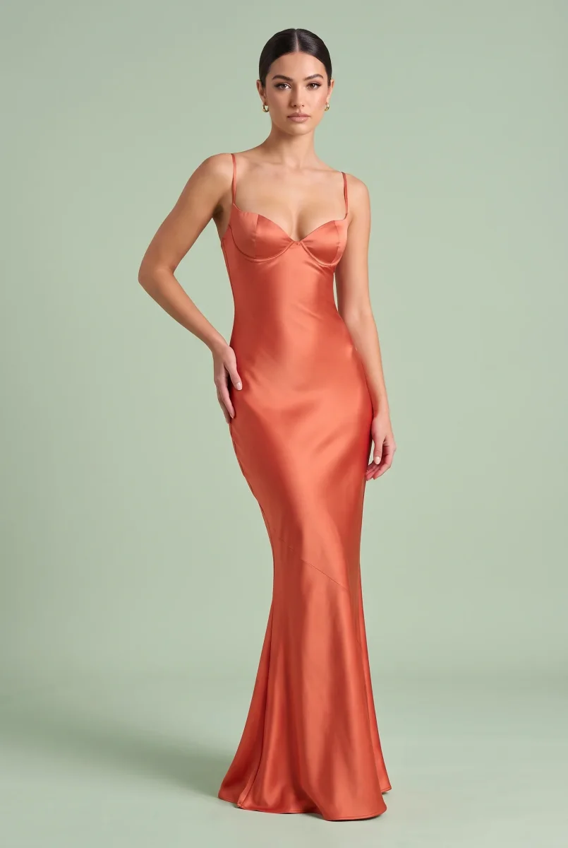 Robe longue coupe sirène dos lacé